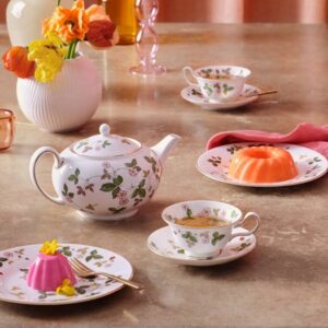 WEDGWOOD、ワイルドストロベリーのテーブルセッティング