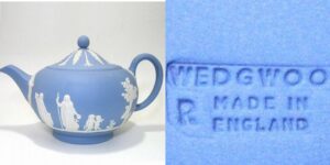 WEDGWOOD、ジャスパーウエア　ティーポットとイギリス製の証MADE IN ENGLANDのバックスタンプ